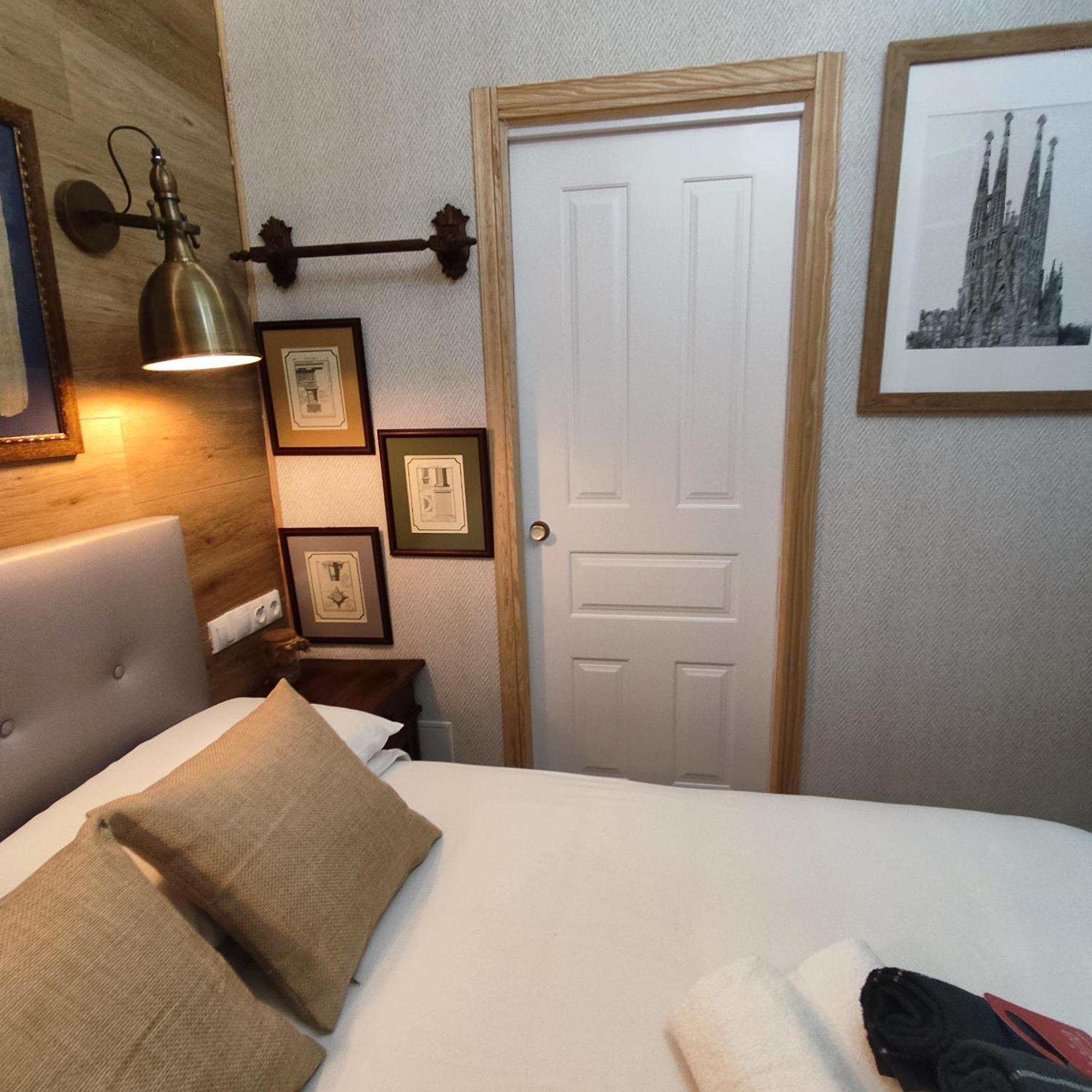 Studio Or Rooms With Private Bathroom Or Rooms With Shared Bathroom Барселона Екстер'єр фото