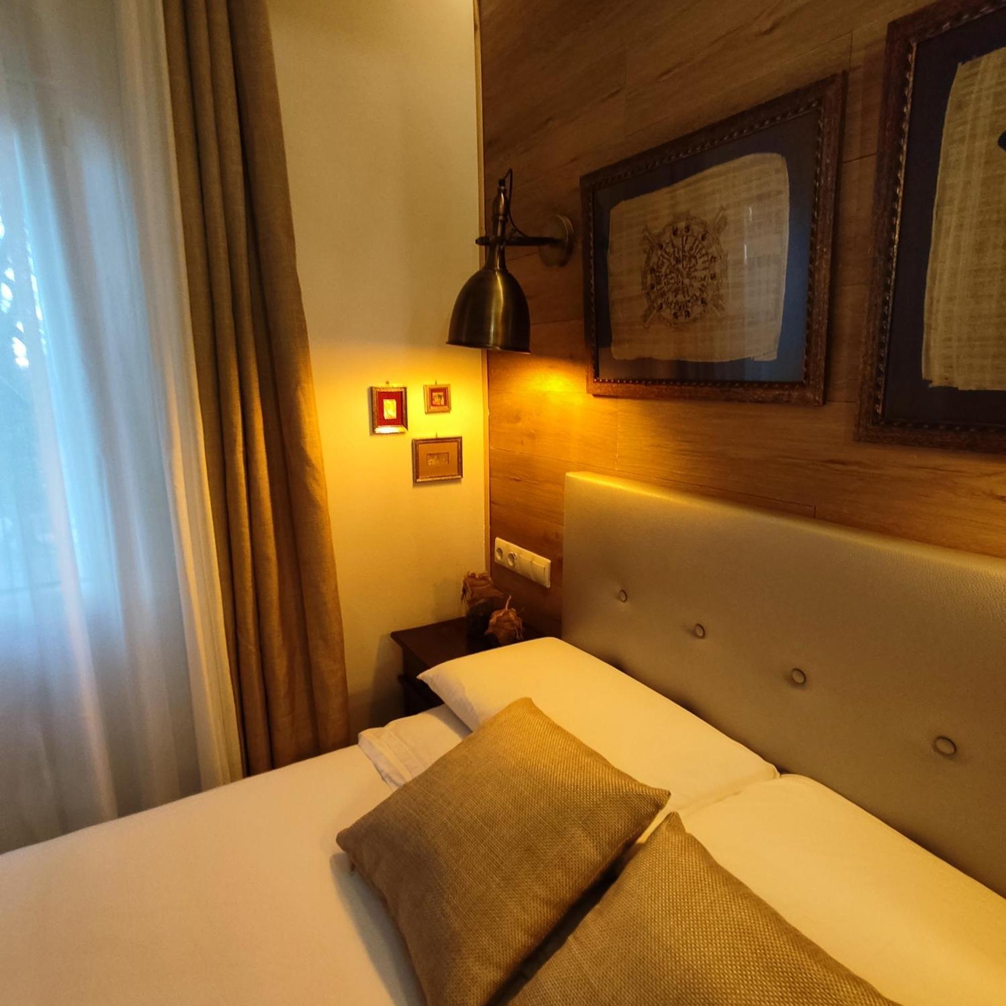 Studio Or Rooms With Private Bathroom Or Rooms With Shared Bathroom Барселона Екстер'єр фото