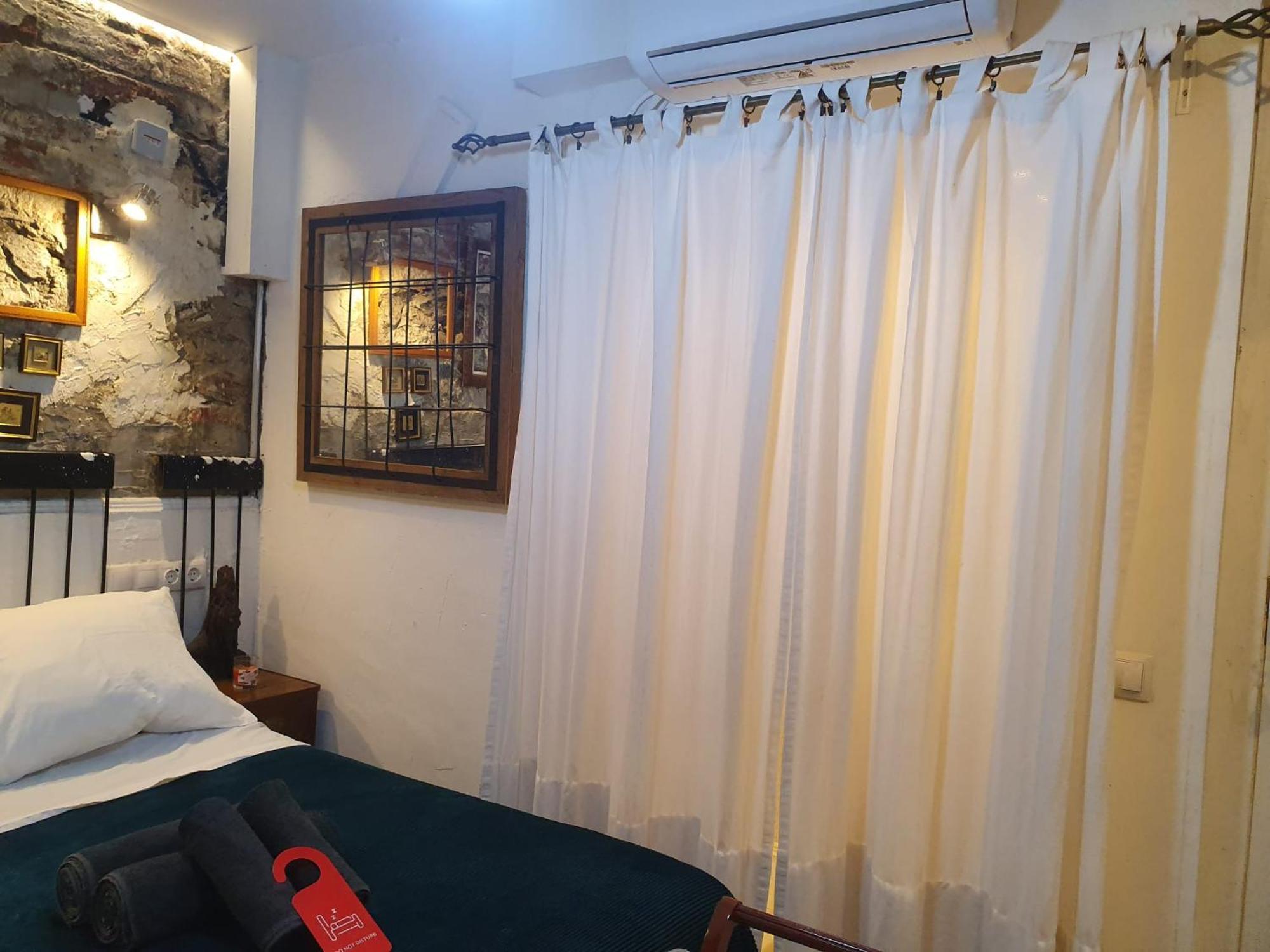 Studio Or Rooms With Private Bathroom Or Rooms With Shared Bathroom Барселона Екстер'єр фото