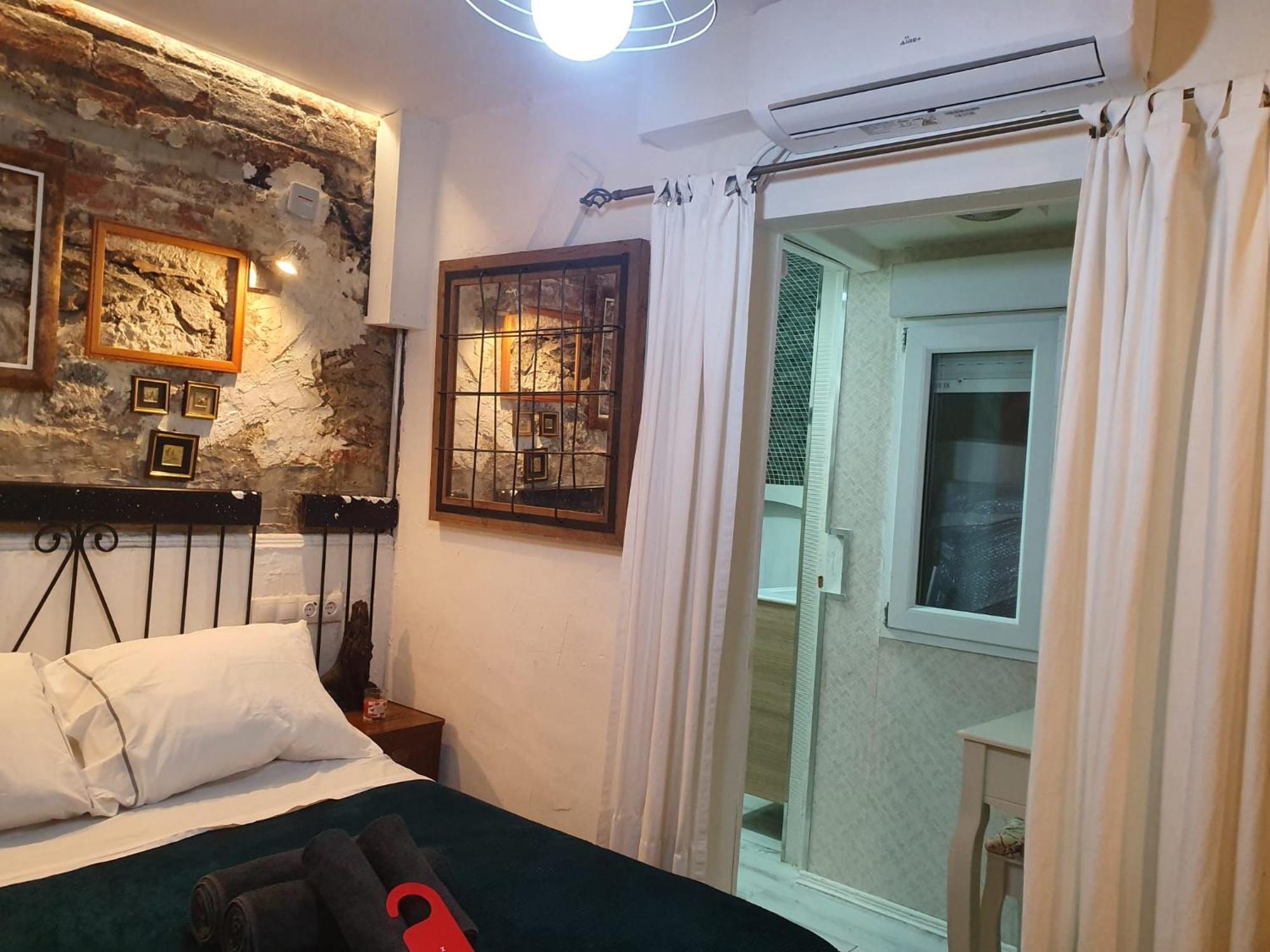 Studio Or Rooms With Private Bathroom Or Rooms With Shared Bathroom Барселона Екстер'єр фото