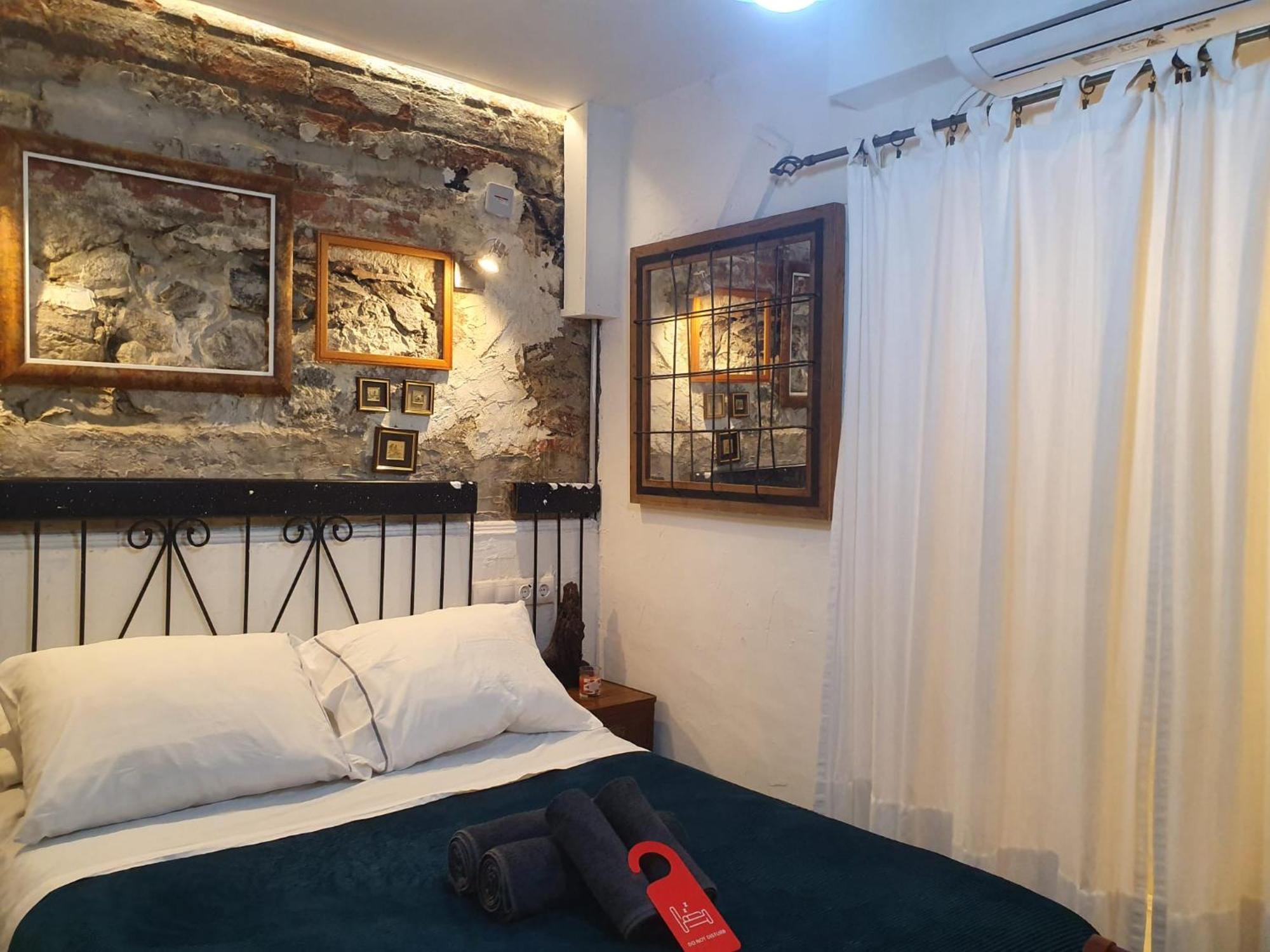 Studio Or Rooms With Private Bathroom Or Rooms With Shared Bathroom Барселона Екстер'єр фото
