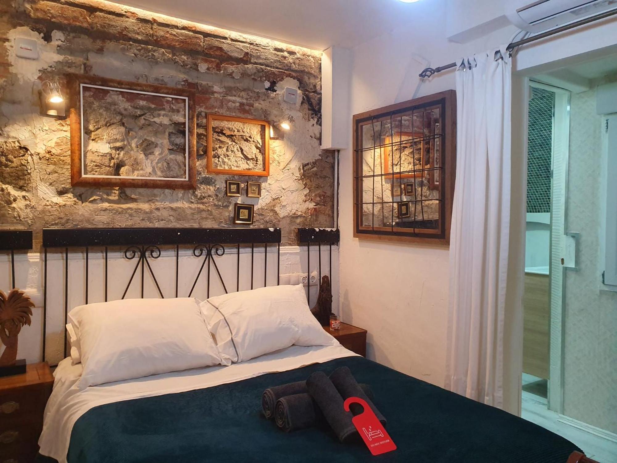 Studio Or Rooms With Private Bathroom Or Rooms With Shared Bathroom Барселона Екстер'єр фото