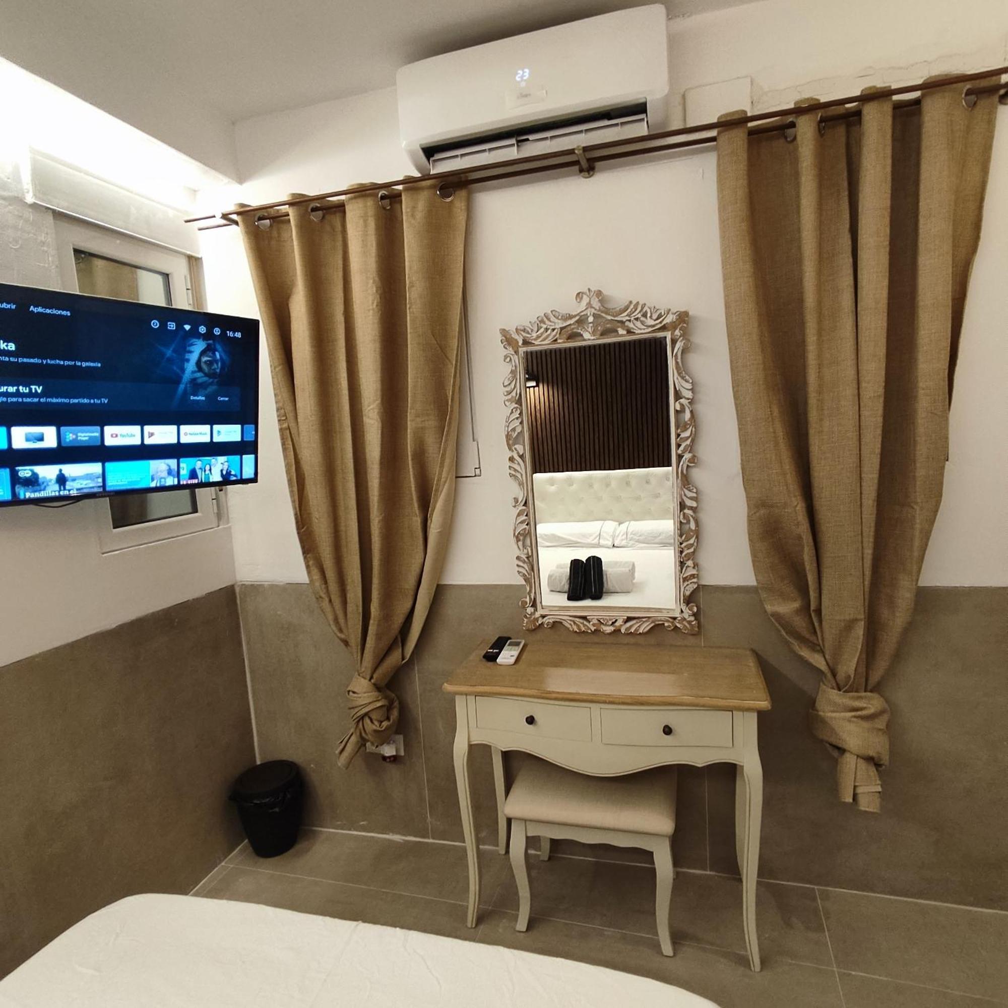Studio Or Rooms With Private Bathroom Or Rooms With Shared Bathroom Барселона Екстер'єр фото
